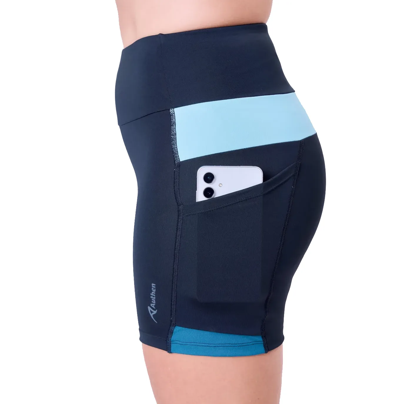 Bermuda feminina Essential Run preta destacando tecido e bolsos